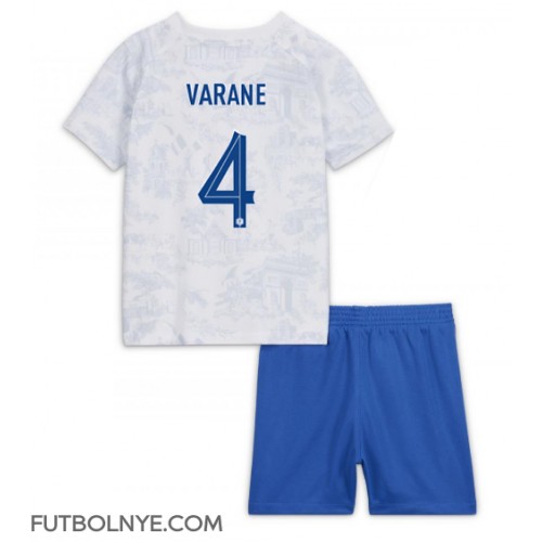 Camiseta Francia Raphael Varane #4 Visitante Equipación para niños Mundial 2022 manga corta (+ pantalones cortos)